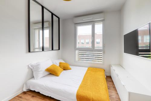 une chambre blanche avec un lit et deux fenêtres dans l'établissement Apartment Virtuose - Disneyland Paris 5min - Train station 250m, à Montévrain