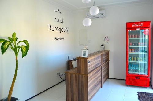 um frigorífico de coca cola num restaurante com uma planta em Hostel Borogodó em Fortaleza