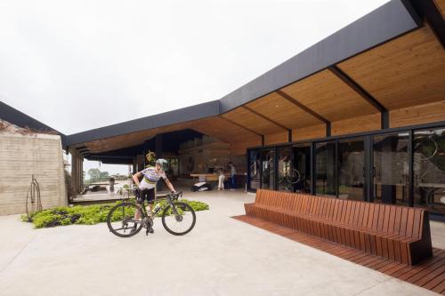 a man riding a bike in front of a building at Casa Du Vélo in Filandia
