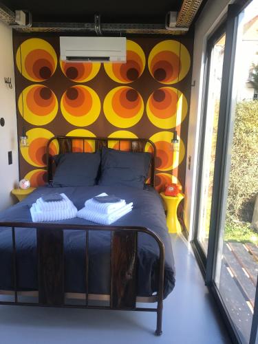 - un lit à l'arrière d'une chambre avec un mur dans l'établissement la kischte vintage, à Colmar