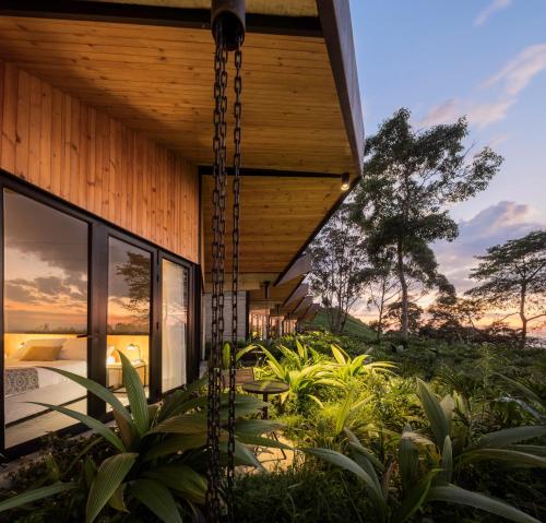a house with a porch with plants in front of it at Casa Du Vélo in Filandia