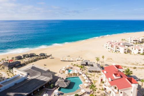 een luchtzicht op een resort en het strand bij Solmar Resort in Cabo San Lucas
