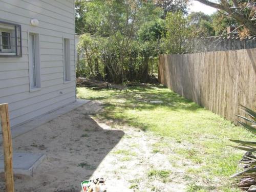 a yard with a fence next to a house at Sabiá in Cuchilla Alta