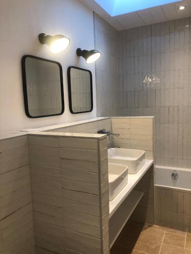 Koupelna v ubytování Belle villa rétaise 4 étoiles avec piscine chauffée