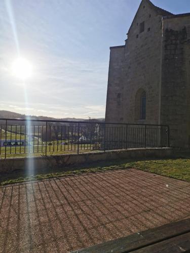 Saint-Sulpice-le-DunoisにあるAuberge de la fontaine aux loupsの空に太陽が降り注ぐ城