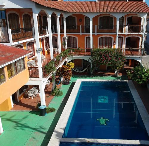 an aerial view of a hotel with a swimming pool at Don Luis Hostal - Sucursal Galeana - Tecolutla in Tecolutla