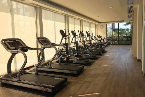 Fitness centrum a/nebo fitness zařízení v ubytování Cozy modern room with stunning lake & mountain view