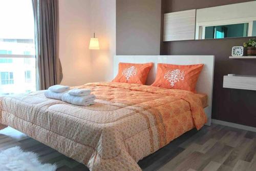Posteľ alebo postele v izbe v ubytovaní Cozy modern room with stunning lake & mountain view