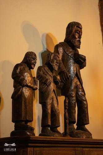 a statue of three people on top of a table at Libélula Cabaña- Alojamiento rural in Duitama