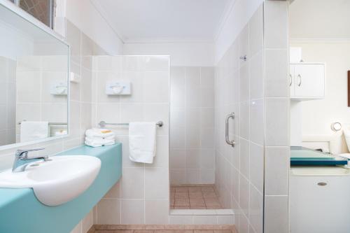 a bathroom with a sink and a shower at Applegum Inn in Toowoomba