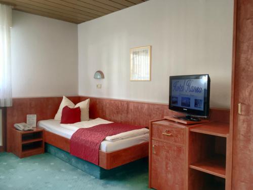 Llit o llits en una habitació de Hotel Hansa