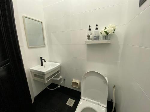 een witte badkamer met een wastafel en een toilet bij 118-Nineteen Hideout in Shah Alam