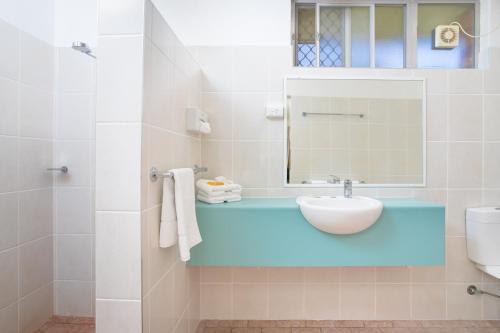a bathroom with a sink and a mirror at Applegum Inn in Toowoomba