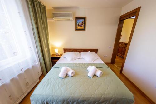 En eller flere senge i et værelse på Apartament Family Rivulus 8