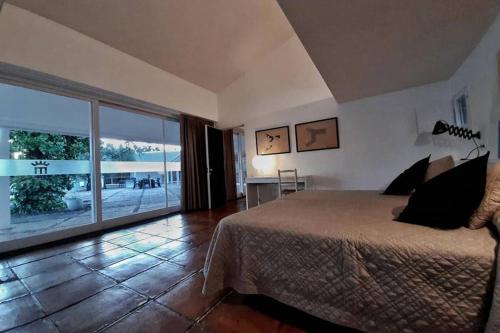 a bedroom with a bed and a view of a patio at Casa del Príncipe in Daimiel