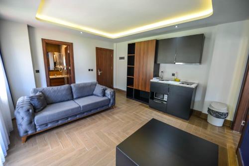 uma sala de estar com um sofá e uma cozinha em Kibar Suite Hotel em Uzungol