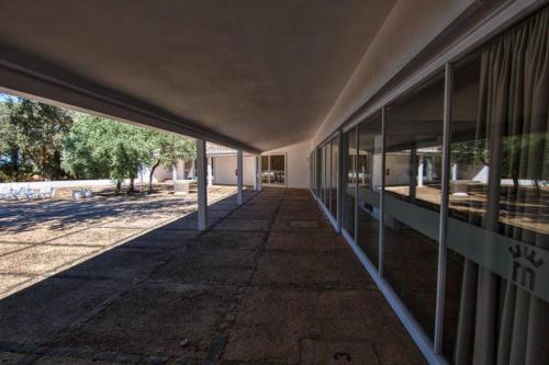 an empty hallway of a building with windows at Casa del Príncipe in Daimiel