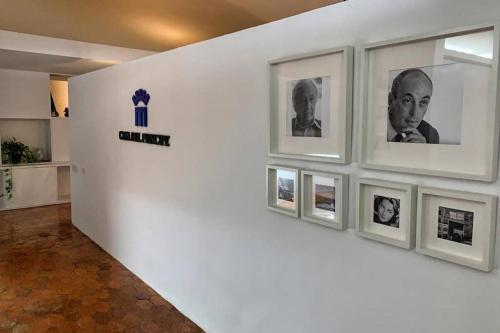 a white wall with pictures on a wall at Casa del Príncipe in Daimiel