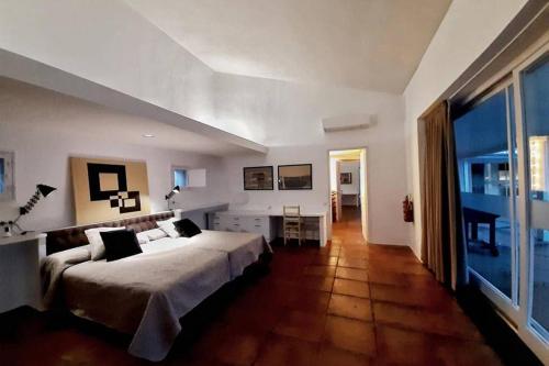 a large bedroom with a large bed and a desk at Casa del Príncipe in Daimiel