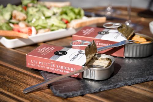 a table with two boxes of food and a salad at Najeti Hôtel Lille Nord in Bondues