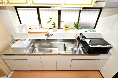 a kitchen with a sink and a window at 山葵-WASABI in Kamakura