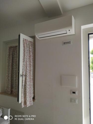 a room with a ceiling fan and a window at AGRITURISMO " LE SERRE" in Spello