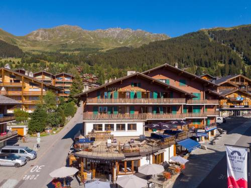 une vue aérienne sur un hôtel dans une ville de montagne dans l'établissement Hotel la Rotonde, à Verbier