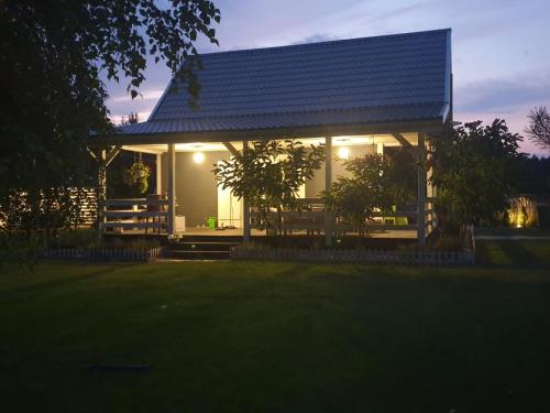 Taman di luar Szary Domek 1 jacuzzi komienk sauna klimatyzacja jezioro