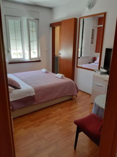 Ένα ή περισσότερα κρεβάτια σε δωμάτιο στο Villa Šjor Room-Delux- with a modern bathroom- - Primosten -Lokvice 6