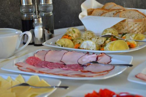 due piatti di cibo con carne e pane su un tavolo di Zajazd Biskupi a Racibórz