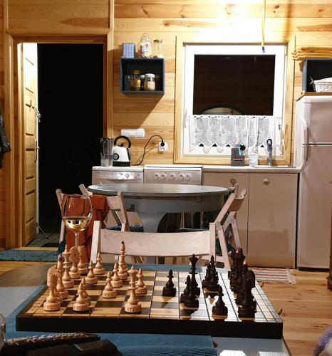 Dapur atau dapur kecil di Szary Domek 1 jacuzzi komienk sauna klimatyzacja jezioro