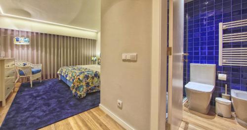 a hotel room with a bed and a bathroom at Victory Village 18E in Quinta do Lago