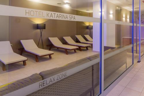 a waiting room at a hotel kathmanduahoahoahoaho at Hotel Katarina in Selce