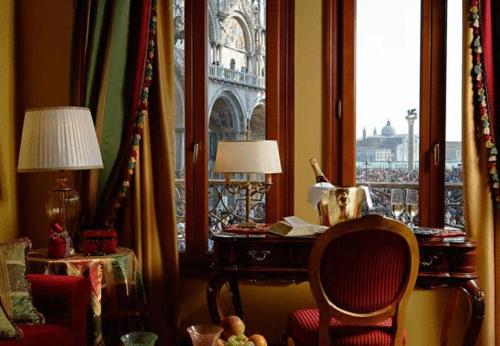 a room with a desk and a window with a view at Best Windows in Venice