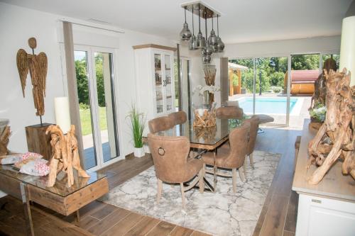 une salle à manger avec une table et des chaises en bois dans l'établissement Aux Escapades de Monbazillac, à Monbazillac