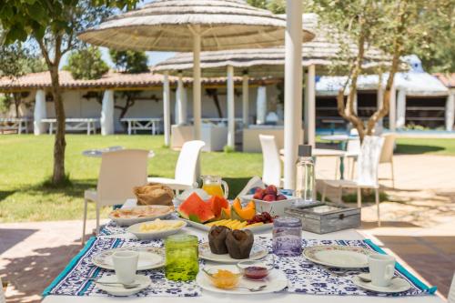 un tavolo con un vassoio di cibo sopra di Locanda Da Renzo a Siamaggiore
