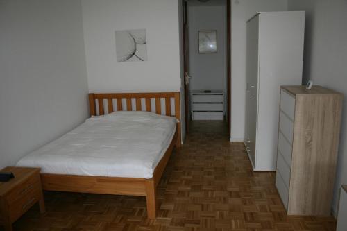 Dormitorio pequeño con cama y vestidor en Enis Apartment - Biete wunderschönes möbliertes Zimmer an en Stuttgart