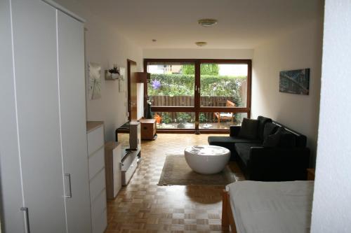 ein Wohnzimmer mit einem Sofa und einem Tisch in der Unterkunft Enis Apartment - Biete wunderschönes möbliertes Zimmer an in Stuttgart