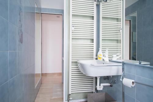 une salle de bain avec un lavabo et une douche en verre dans l'établissement YouHosty - Sacconi 4, à Milan