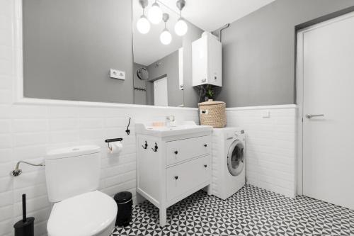 ein Badezimmer mit einem WC, einem Waschbecken und einer Waschmaschine in der Unterkunft MintyStay - Luca de Tena in Madrid