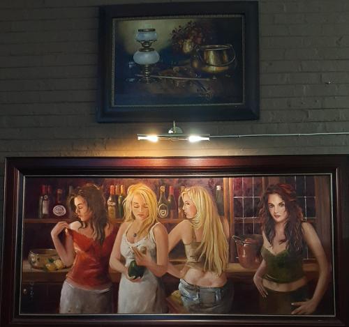 een schilderij van vier vrouwen in een keuken bij Seldre Guest House in Nigel