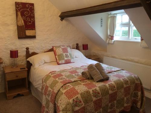 A bed or beds in a room at Chiddy Nook Cottage