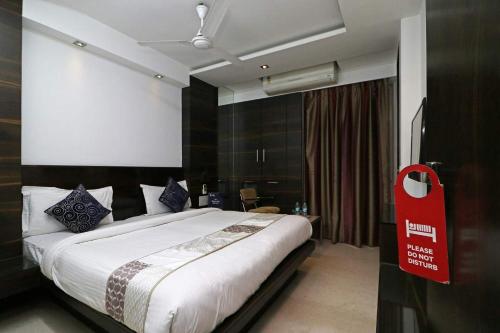 a bedroom with a large bed with a red sign on it at HOTEL VEER PALACE in New Delhi