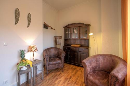 uma sala de estar com duas cadeiras e uma mesa em Hotel Zum Goldenen Stern em Prüm