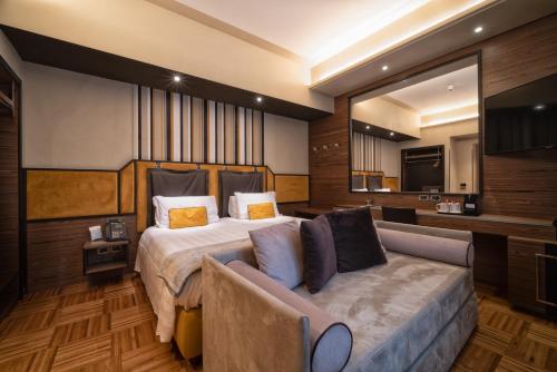 sypialnia z dużym łóżkiem i kanapą w obiekcie Solo Experience Hotel we Florencji