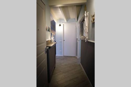 a hallway with a door leading to a kitchen at L'Attico del Lago in Sesto Calende