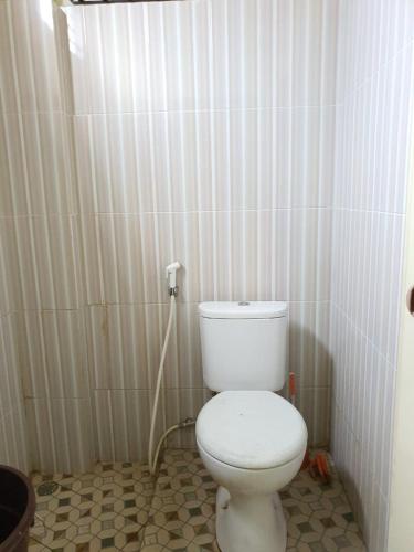 a bathroom with a white toilet in a room at KoolKost Syariah At Medan Johor in Delitua