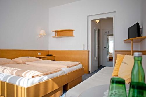 En eller flere senger på et rom på Hotel Waldheimat