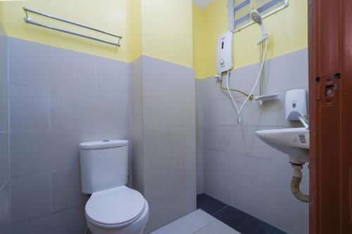 a bathroom with a toilet and a sink at Super OYO 90009 Bangi Sri Minang Guesthouse in Bangi