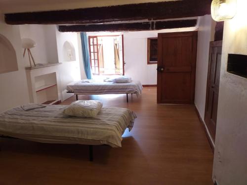 Zimmer mit 2 Betten und einem Fenster in der Unterkunft maison de village in Callian